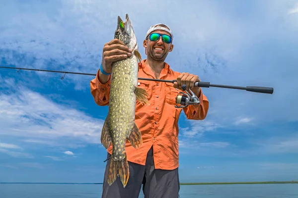Pike Fishing Successful Fisherman Hold Muskie Fish — Stockfoto