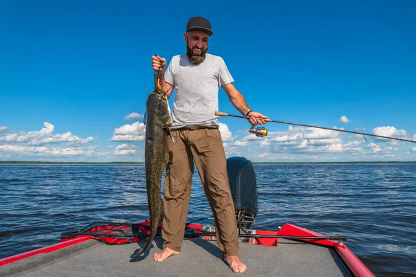 Framgångsrikt Fiske Efter Havskatt Glad Fiskare Med Stor Kattfisk — Stockfoto