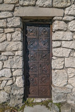 Ortaçağ taş kalesinin paslı demir kapısı
