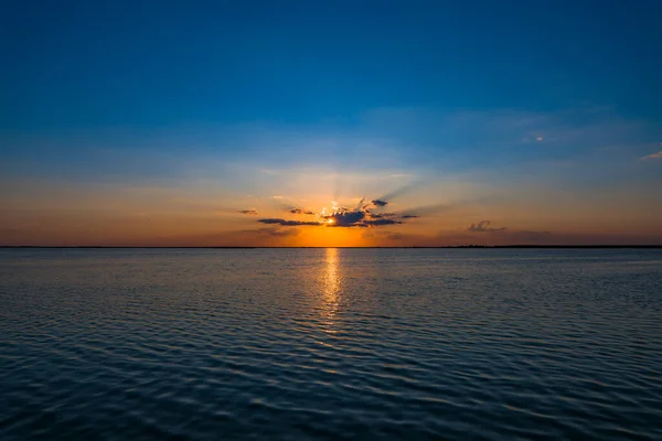 Pôr Sol Colorido Sobre Lago Sol Escondido Atrás Horizonte Água — Fotografia de Stock