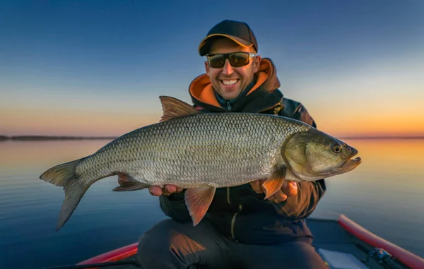 Balık Tutmak Büyük Bir Balığı Olan Mutlu Bir Balıkçı — Stok fotoğraf
