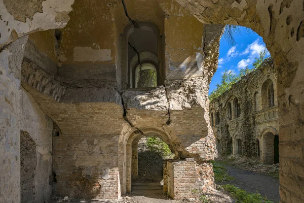 Τούβλα Ερείπια Και Κατεστραμμένα Δωμάτια Του Παλιού Οχυρωματικού Φρουρίου Δημοφιλή — Φωτογραφία Αρχείου