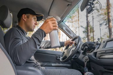 Termos sabıkası olan sürücü dışarıda araba sürüyor.