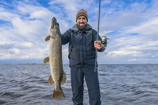 Успешная Рыбалка Счастливый Мужчина Держит Руках Огромную Мускулистую Рыбу — стоковое фото