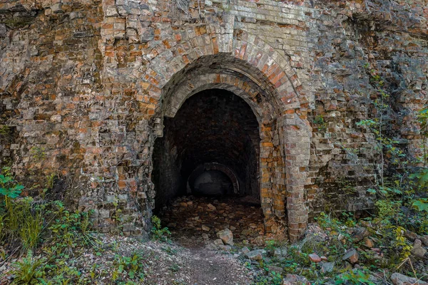 Entrada Túnel Tijolo Ruínas Subterrâneas Militares Buraco Escuro Saída Subterrânea — Fotografia de Stock