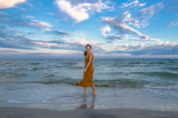 Attraktiv Charmig Ung Kvinna Vilar Kvällen Havet Stranden — Stockfoto