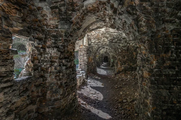 Τούβλα Ερείπια Και Κατεστραμμένα Δωμάτια Του Παλιού Οχυρωματικού Φρουρίου Δημοφιλή — Φωτογραφία Αρχείου