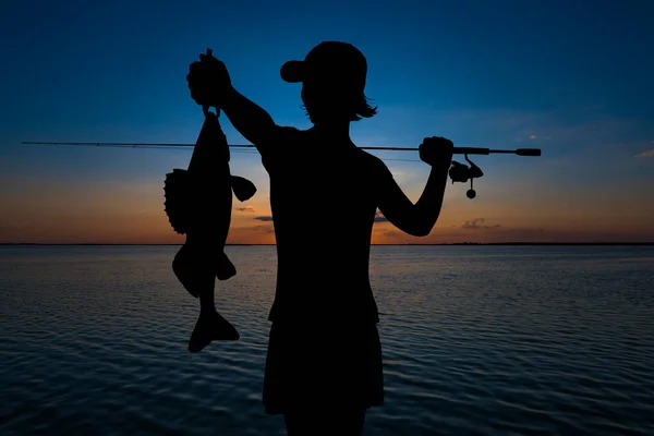 夜の釣り 日没の風景の漁師のシルエット — ストック写真