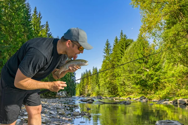 Wild Trout Fishing Fisherman Lick Fresh Fish His Tongue — Stockfoto