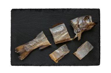 Blackstone mutfak tabağında kesilmiş füme balık. Kurutulmuş balık balığı.