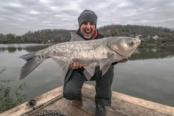 Fisherman Scream Catching Huge Silver Carp Emotional Fishing — 图库照片