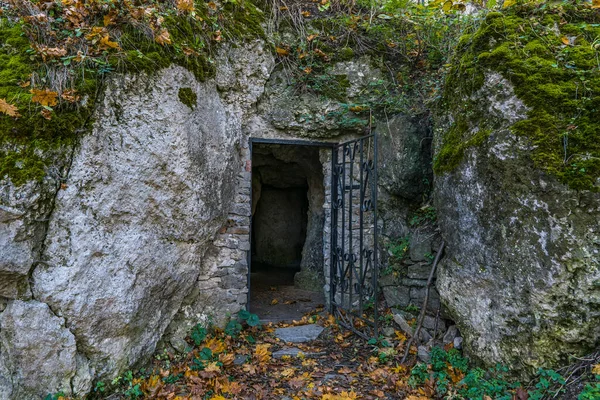 Μαύρη Είσοδος Σπηλαίου Μεταλλική Πύλη Βράχο — Φωτογραφία Αρχείου