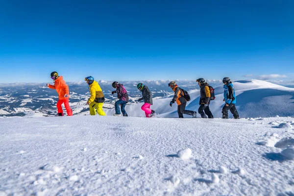 우크라 Pylypets 2021 스노보드를 사람들 스키를 사람들은 눈덮인 합니다 장비를 — 스톡 사진
