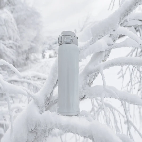 Vit Termoflaska För Vinterfritid Kolvtermos Drycker Snötäckta Träd Bakgrund Vintern — Stockfoto