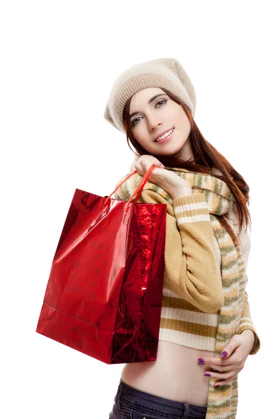 Sorridente giovane donna che tiene la borsa della spesa su bianco — Foto Stock