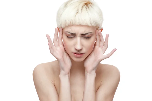 Jonge blonde vrouw heeft een hoofdpijn — Stockfoto