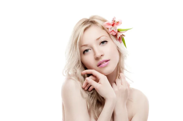 Retrato de beleza de jovem fêmea com flor no cabelo — Fotografia de Stock