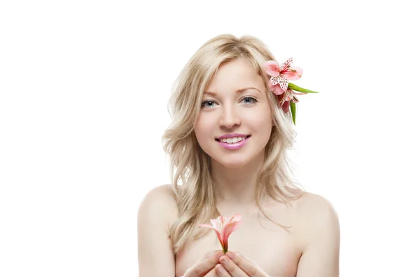 Mladý usmívající se žena s květinou ve vlasech — Stock fotografie