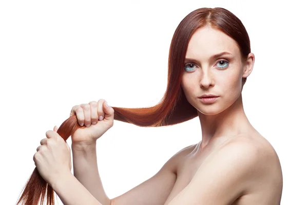 Feminino segurando seu longo lindo cabelo vermelho natural — Fotografia de Stock