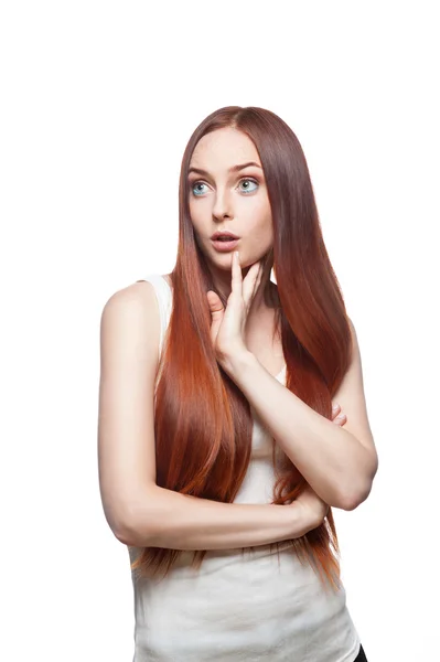 Femme aux cheveux roux décontractée réfléchie sur blanc — Photo