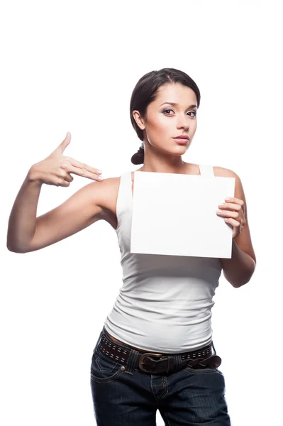 Mujer en ropa casual sosteniendo y apuntando en la muestra — Stockfoto