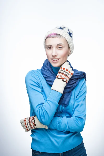 Jovem caucasiana menina em roupas de inverno — Fotografia de Stock