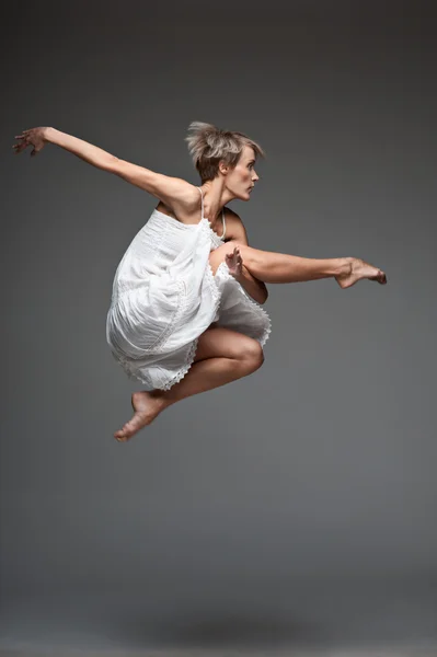 Tanzendes Mädchen im modernen Stil — Stockfoto