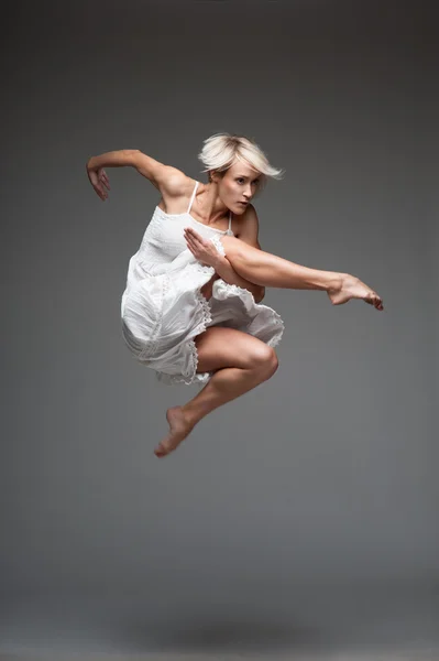 Chica bailando de estilo moderno —  Fotos de Stock