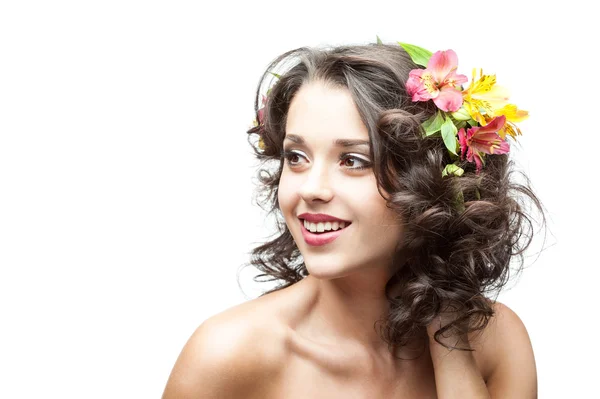Piękna, uśmiechnięta brunetka dziewczyna z kwiatami we włosach — Zdjęcie stockowe