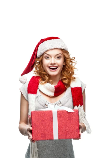 Küçük kızıl saçlı mutlu gülümseyen kız Noel hediyesi holding — Stok fotoğraf