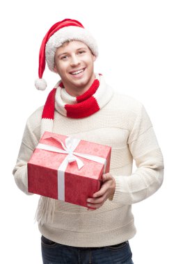 Noel Baba şapkası büyük kırmızı Noel hediyesi tutan genç adam
