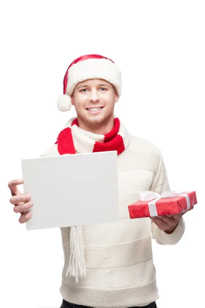 Joven sosteniendo pequeño regalo de Navidad y signo —  Fotos de Stock