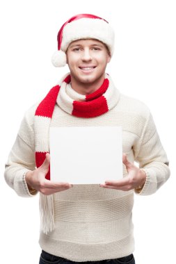 genç adam Santa şapka işareti içinde tutan