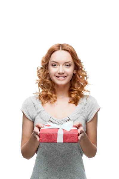 Jovem ruiva feliz sorrindo menina segurando presente — Fotografia de Stock