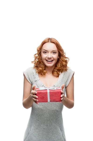 Jovem ruiva feliz sorrindo menina segurando presente — Fotografia de Stock