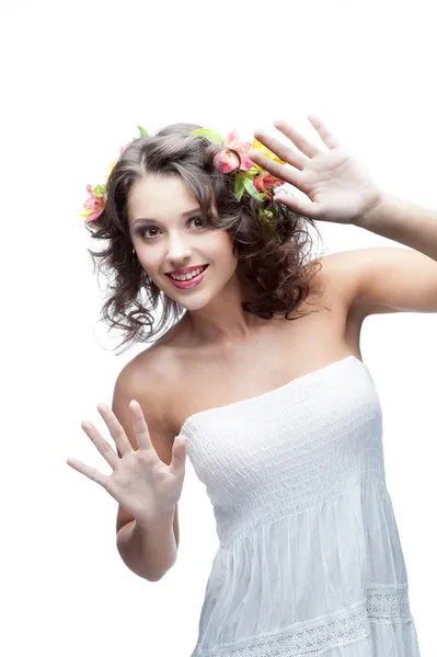 Uśmiechnięta młoda kobieta z kwiatem we włosach — Zdjęcie stockowe