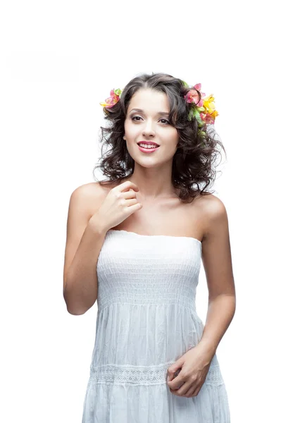 Giovane donna sorridente con fiore in capelli — Foto Stock