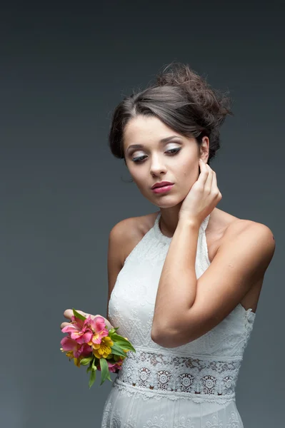 Sensuale giovane donna con fiore — Foto Stock