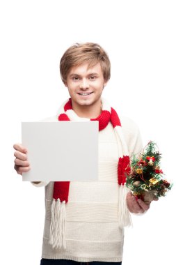 genç gülümseyen adam tutarak işareti