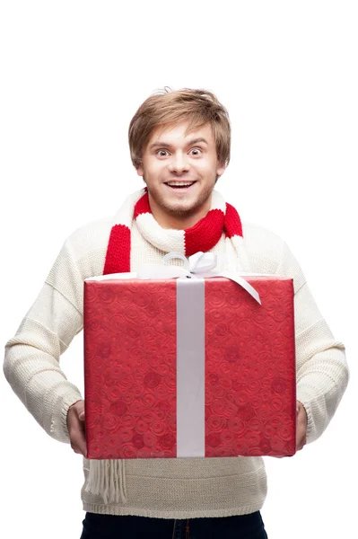 Jeune homme drôle tenant cadeau de Noël — Photo