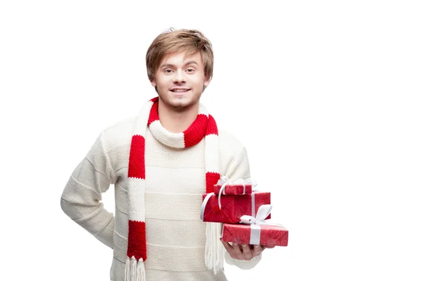 Jovem sorrindo homem segurando presentes de Natal — Fotografia de Stock