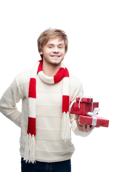 Jovem sorrindo homem segurando presentes de Natal — Fotografia de Stock