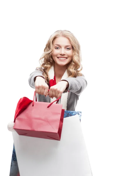 Veselá dívka drží nákupní tašky — Stock fotografie