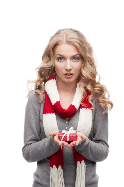若い驚きのクリスマスのギフトを持つ女性 — ストック写真