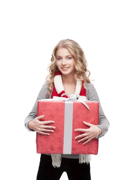 Unga leende kvinna med julklapp — Stockfoto