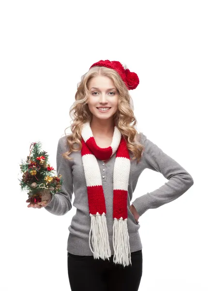 Fiatal, mosolygós nő karácsonyfa gazdaságban — Stock Fotó