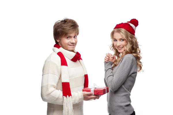 Söt man presenterar jul gåva till kvinna — Stockfoto