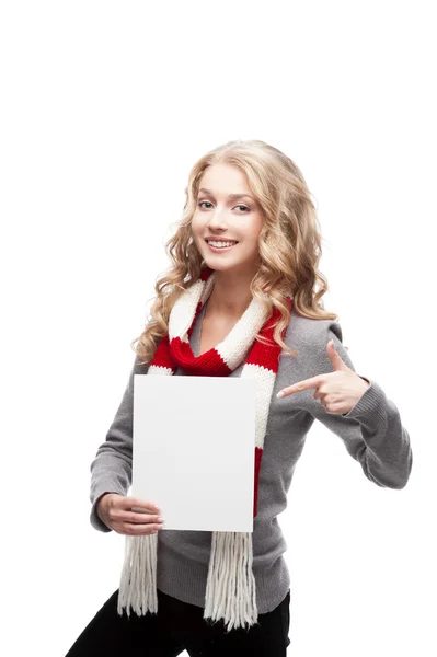 Joven mujer sonriente señalando el signo — Foto de Stock