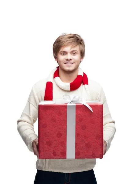 Joven hombre divertido sosteniendo regalo de Navidad —  Fotos de Stock