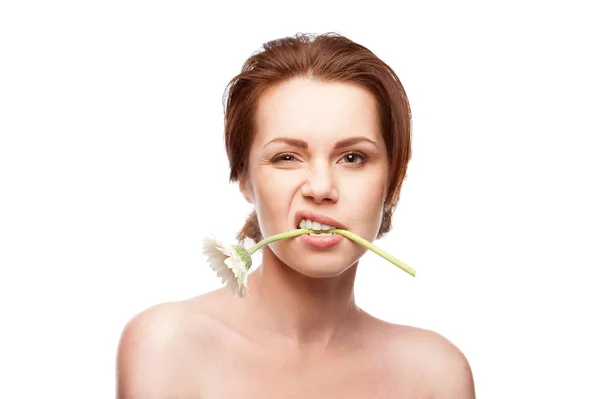 Mrkající žena s květinou v ústech — Stock fotografie